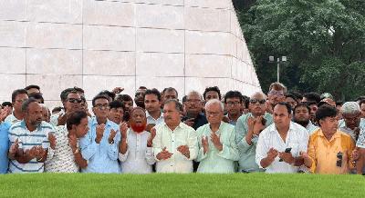 ক্যামেরা দেখলেই হুড়োহুড়ি, বিব্রত বিএনপির সিনিয়র নেতারা