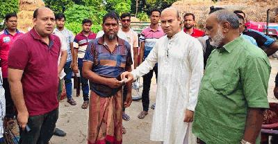 চাঁপাইনবাবগঞ্জে ৫ শিশুর মর্মান্তিক মৃত্যু, শোকাহত পরিবারের পাশে জেলা প্রশাসন