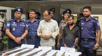 ছোটমহেশখালীতে পুলিশের অভিযানে ৮ অস্ত্রসহ আটক ২