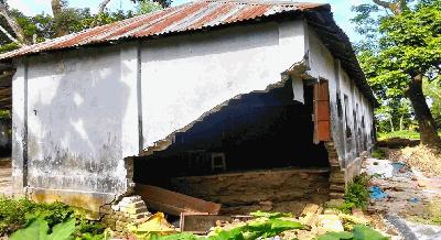 স্কুল যেন ভুতের বাড়ি