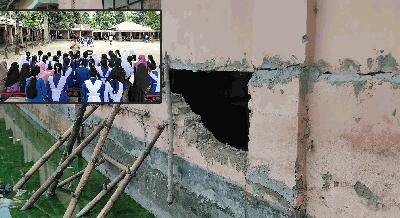 বাঁশের খুঁটিতে ঝুঁকিপূর্ণ ভবন, মাঠেই ক্লাস