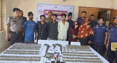 মাতামুহুরিতে ডাকাতির প্রস্তুতি ভেস্তে দিল পুলিশ, গ্রেপ্তার ৬