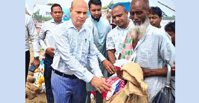 চাঁপাইনবাবগঞ্জে বন্যার্ত ২৫০ পরিবারে ত্রাণ, কমছে পদ্মার পানি