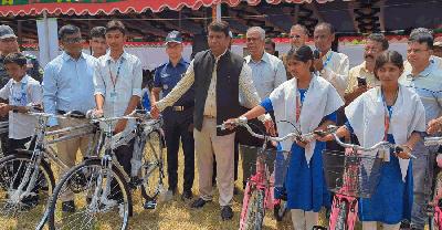 মোংলায় ৩৮১ শিক্ষার্থী পেল শিক্ষা উপকরণ, বাইসাইকেল ২২ জনকে