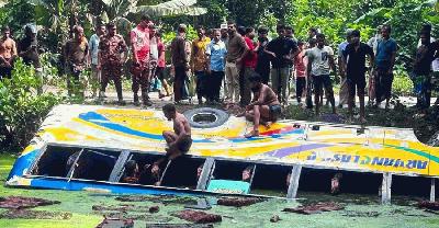 নিয়ন্ত্রণ হারিয়ে পুকুরে যাত্রীবাহী বাস, নিহত ১