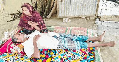 ক্যানসারে আক্রান্ত দিনমজুর মজিবুরের আকুতি, ‘আমি বাঁচতে চাই’