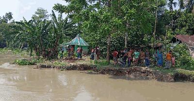 সন্ধ্যা নদীর ভাঙনে বিলীনের পথে পাঁচ মন্দির, ঘরবাড়ি-বিদ্যুৎ লাইন নদীগর্ভে
