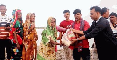 দৌলতপুরে বন্যার্ত ৬০০ পরিবারের মাঝে ত্রাণ বিতরণ