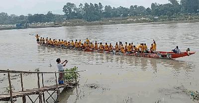 নদীর বুকে গতি আর বৈঠার ঝড়, বেউথায় নৌকাবাইচে টানটান উত্তেজনা