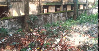 স্কুলের গা ঘেঁষে ময়লার ভাগাড়, ৬ মাস ধরে বন্ধ শতবর্ষী বিদ্যামন্দিরের ক্লাস!