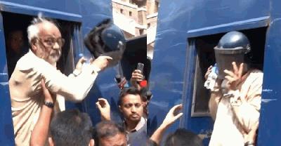 হেলমেট পরাতে গেল পুলিশ, ছুড়ে ফেলে আখতারুজ্জামান বললেন—‘আমি আওয়ামী লীগের না’