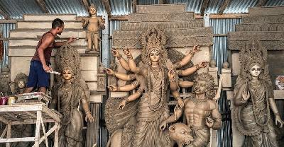 মাটি শুকোচ্ছে, দেবী সাজছেন—সদরপুরে দুর্গোৎসবের শেষ প্রস্তুতি