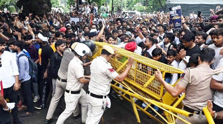 ৪০ হাজার নিরাপত্তাকর্মীও থামাতে পারল না প্রতিবাদ! চাপে মোদি সরকার