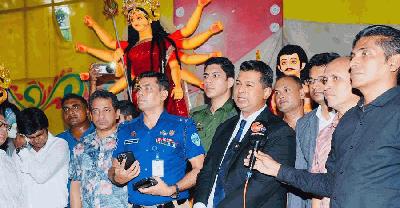 লোহাগাড়ার ৩০০ বছরের প্রাচীন দুর্গাপূজা মণ্ডপে ডিসি-এসপি
