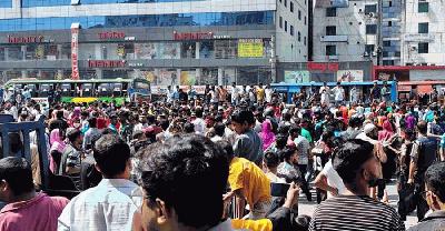 ৩০ হাজার টাকা ন্যূনতম বেতনের দাবিতে উত্তরায় শ্রমিকদের অবরোধ