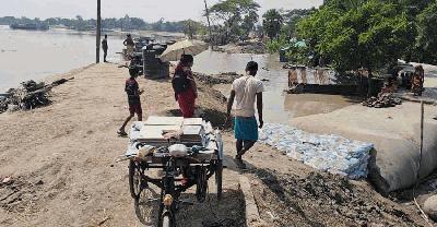 দাকোপে বাঁধ ভাঙনে গৃহহীন ৭ পরিবার, রক্ষা পেল ফসল-ঘের; দুই কোটি টাকা ক্ষতির দাবি