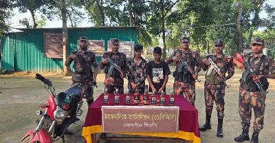 ময়মনসিংহ সীমান্তে বিজিবির অভিযান, ভারতীয় মদ ও মোটরসাইকেলসহ আটক ২