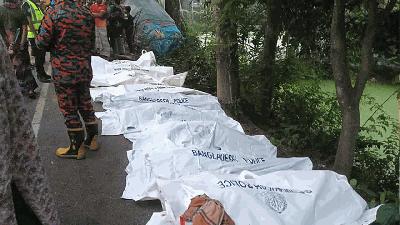 নাটোরে বাস-ট্রাক সংঘর্ষে নিহত ১৪, পরিচয় মিলেছে ৮ জনের