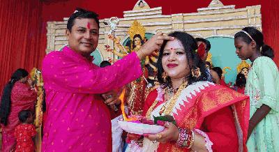 দিনাজপুরে সিঁদুর খেলার মধ্য দিয়ে দেবী দুর্গাকে বিদায়