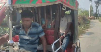 শেখ হাসিনার দেশে ফেরার ঘোষণা দিয়ে নওগাঁয় অটোরিকশায় মাইকিং, ভাইরাল ভিডিও