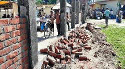 কালাইয়ে বিদ্যালয়ের প্রাচীর নির্মাণে অনিয়ম, ক্ষিপ্ত হয়ে গাঁথুনি ভেঙ্গে দিল জনতা