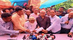 রাজবাড়ীতে জন্মান্ধ নাড়ু বিক্রেতার পাশে দাড়িয়েছেন তারেক রহমান, সরেজমিনে রুহুল কবির রিজভী