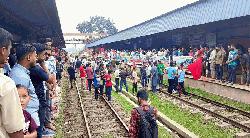 সিলেটের রেলপথ আটকে অবস্থান আন্দোলনকারীদের, ভোগান্তিতে যাত্রীরা